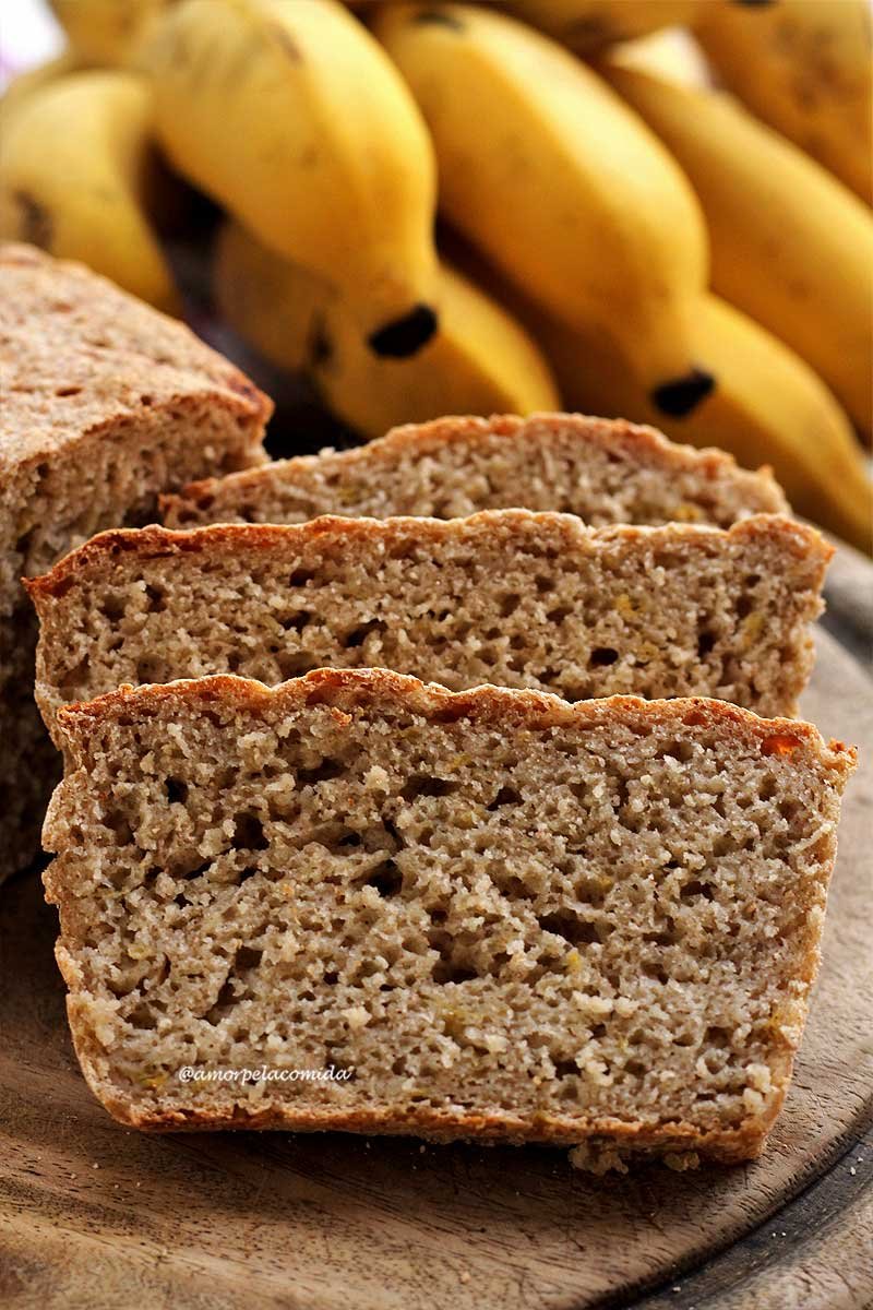 Três fatias de pão de banana sobre tábua de madeira redonda