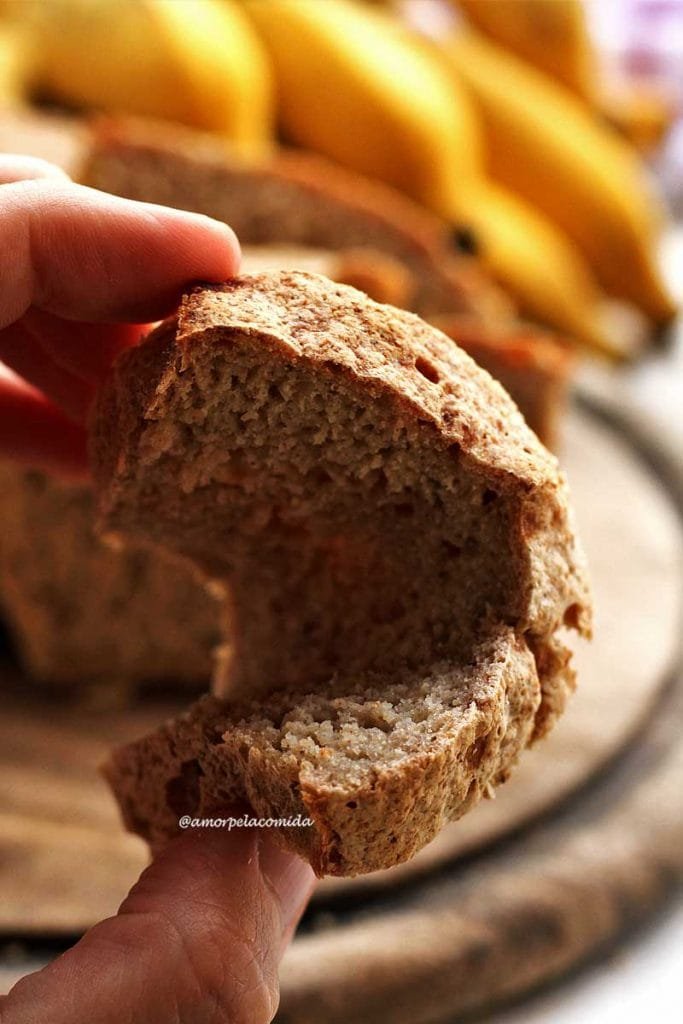 Fatia de pão de banana sendo apertada para mostrar a flexibilidade