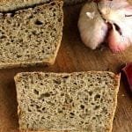 Duas fatias de pão de alho sobre tábua de madeira