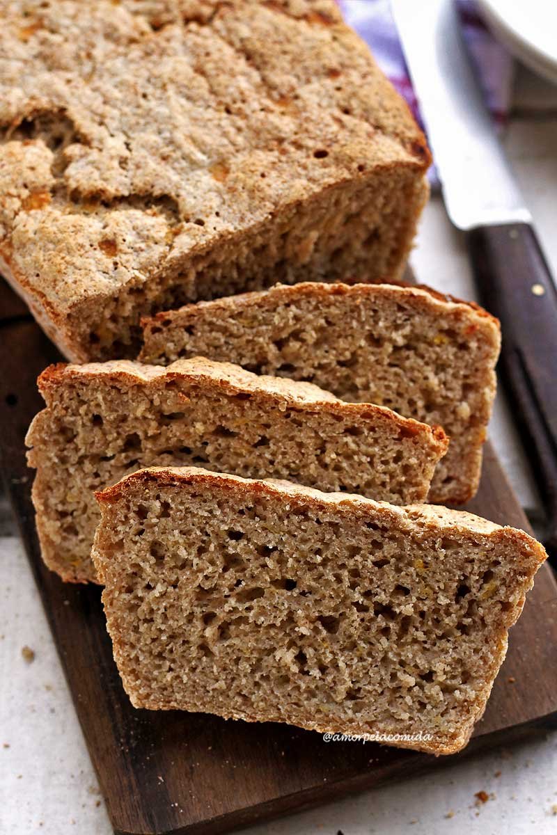 Três fatias de pão de banana sobrepostas sobre tábua de madeira