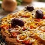 Pizza caseira com molho de tomate, queijo, cebola e azeitonas pretas