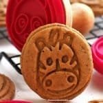 Biscoito com carinha de zebra, ao funco o carimbo que permite ao relevo na superfície do biscoito