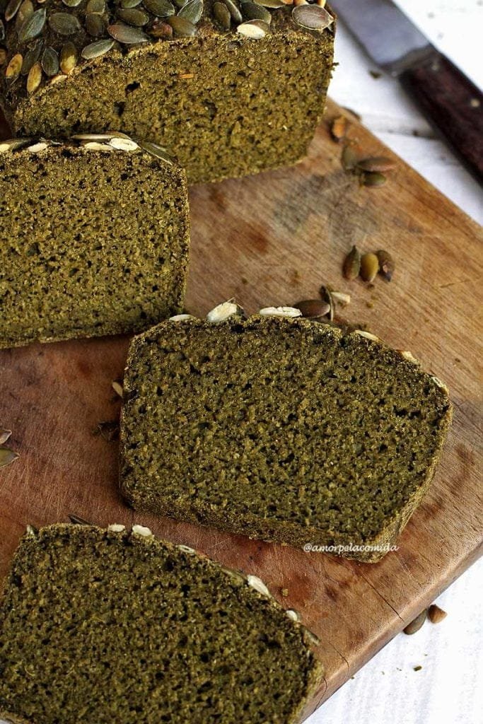 Trois tranches de pain sur une planche de bois sur une table blanche