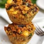 Dois bolinhos pequenos sobrepostos em um prato quadrado pequeno