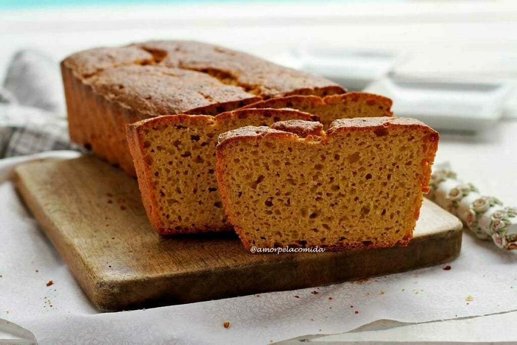 Pão fatiado sobre tábua de madeira