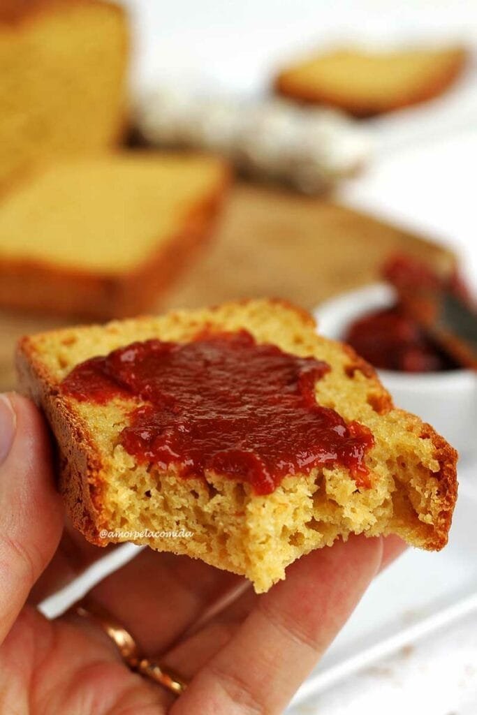 Fatia de pão de fubá mordido coberto com goiabada cremosa por cima