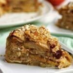 Fatia de torta de maçã sobre prato quadrado branco pequeno