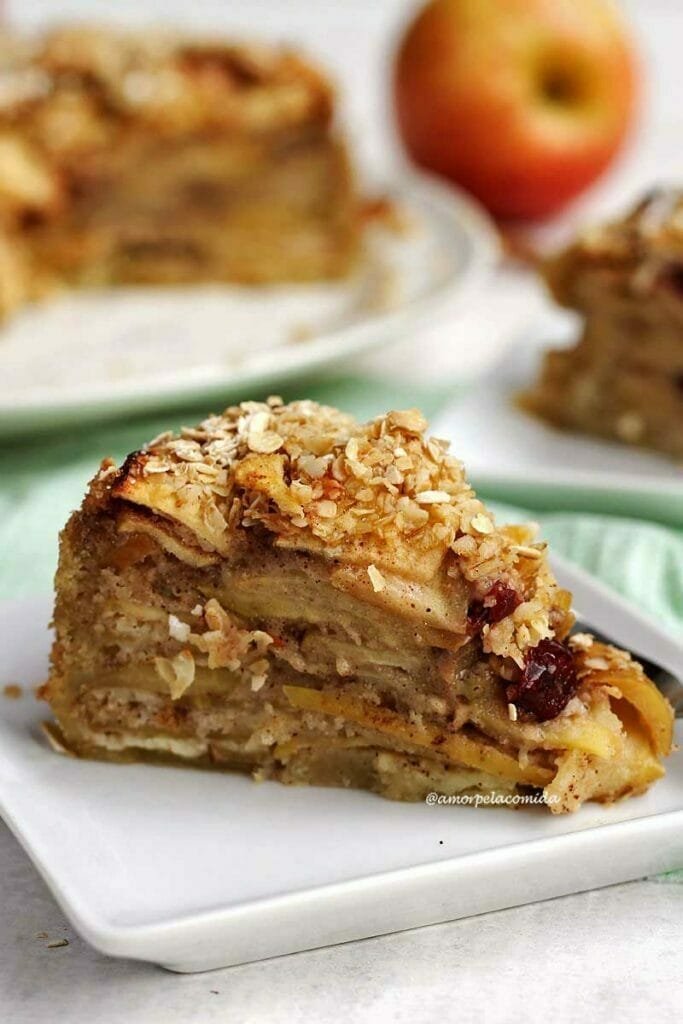 Fatia de torta de maçã sobre prato quadrado branco pequeno