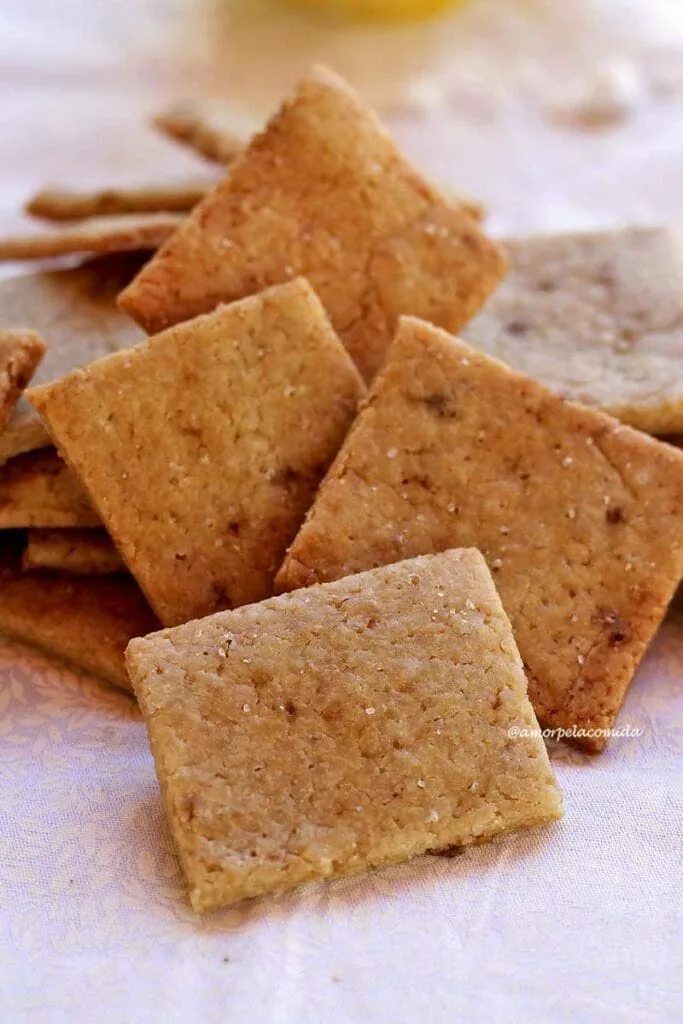 Plusieurs biscuits carrés fins et croquants empilés