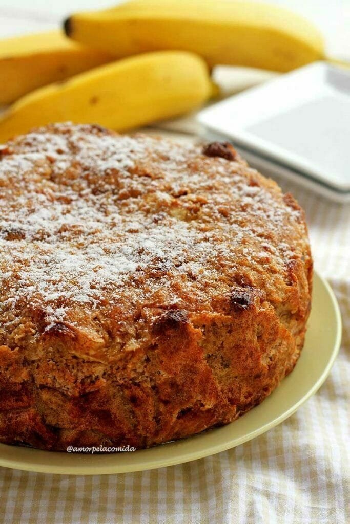 Torta rústica de banana com cobertura de flocos de aveia e açúcar de confeiteiro