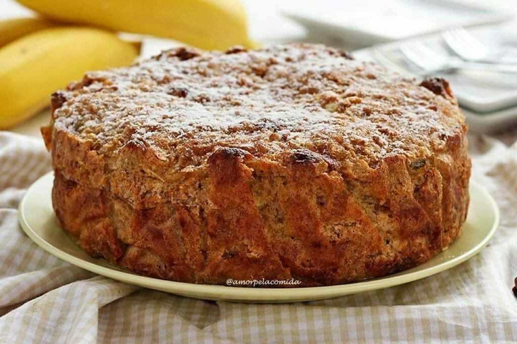 Torta rústica de banana redonda polvilhada com um pouco de açúcar confeiteiro no topo