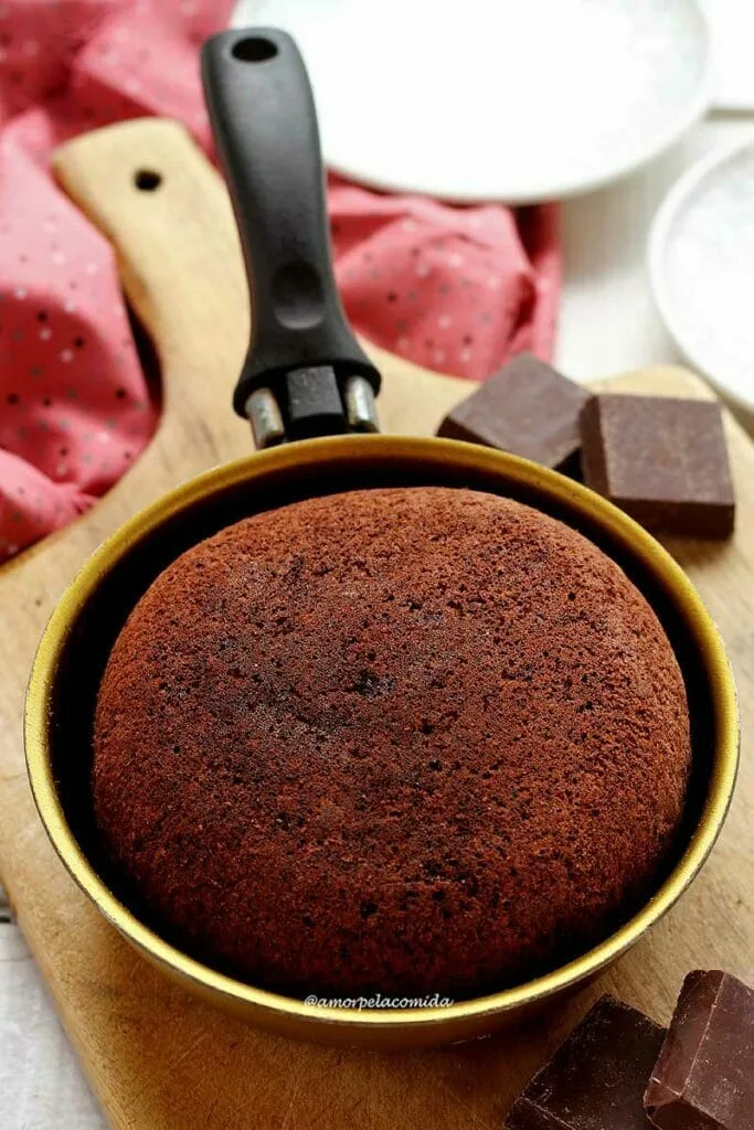 Padella dorata con manico nero con torta al cioccolato all'interno