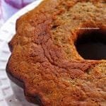 Bolo redondo com furo no meio sobre prato branco