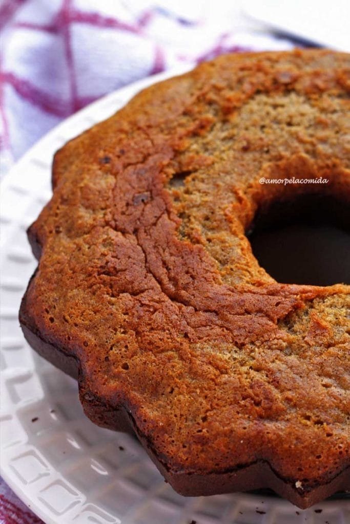 Torta rotonda con foro al centro su un piatto bianco