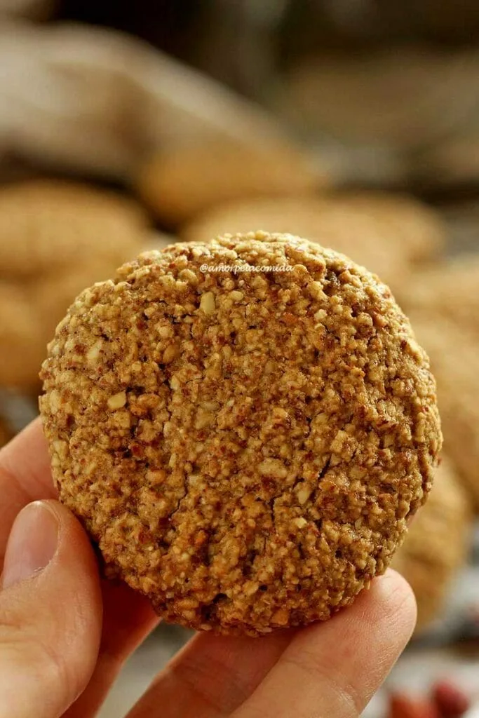 Main tenant un biscuit rond aux arachides
