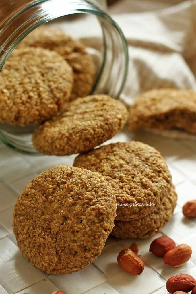 Plusieurs de ces biscuits entassés hors de verre, couché sur le jeu de l'américain blanc, avec un motif en damier