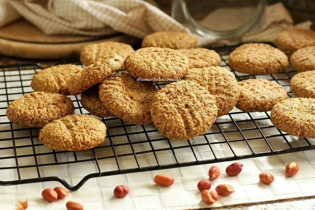 Divers biscuits aux arachides sur une grille noire