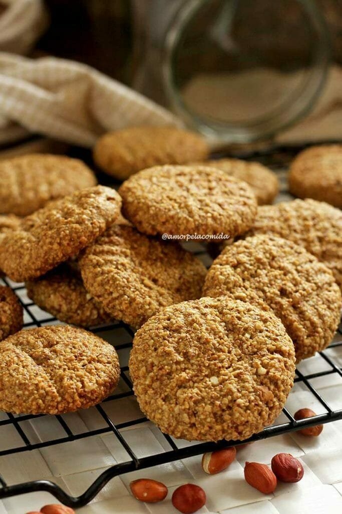 Vários biscoitos amontoados sobre uma grade preta