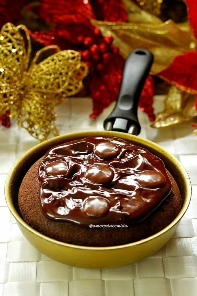 Padella dorata con chototone all'interno con topping cremoso al cioccolato