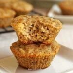 Dois bolinhos redondos pequenos sobrepostos um sobre o outro em prato quadrado branco