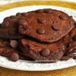 Pilha de panquecas de chocolate amontoadas sobre prato branco