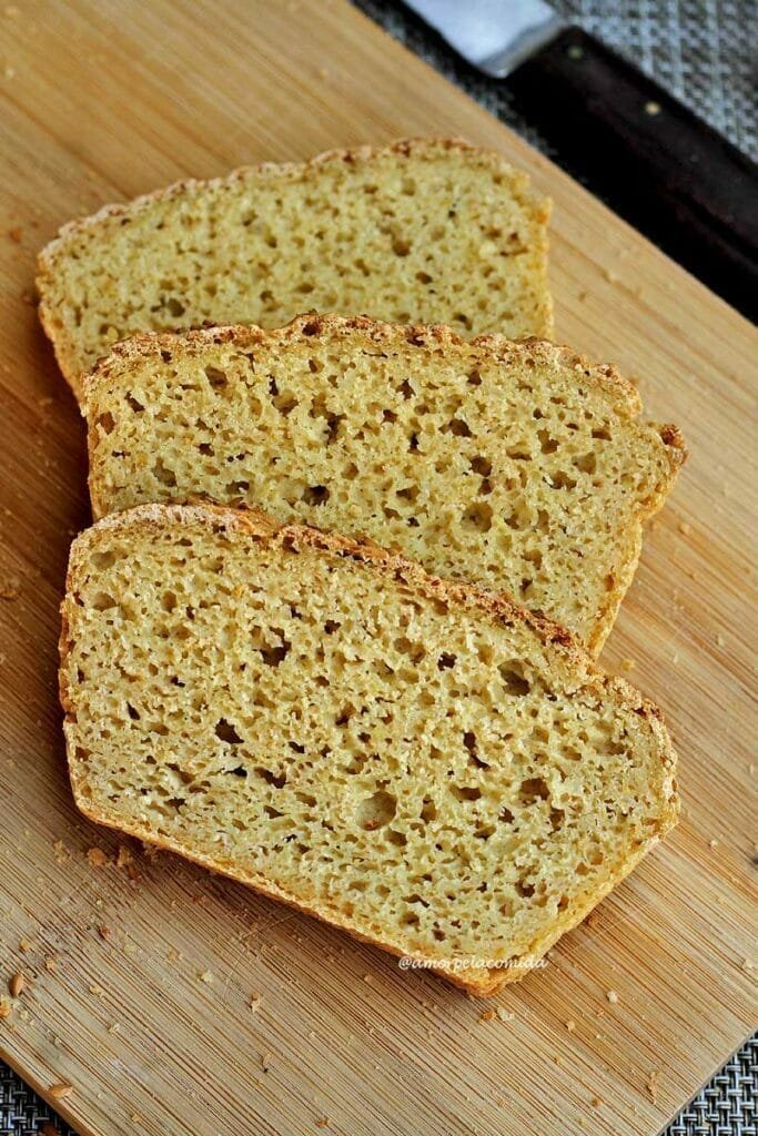 Três fatias de pão sobre tábua de madeira