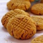 Várias broas de fubá amontoadas sobre toalha branca