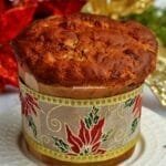 ビスケットの板、丸、白、のビスケットリボンとお花のクリスマスの飾りのレシピは、背後にクリスマスの飾り