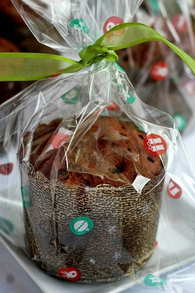 Mini chocotone dentro de embalagem plástica decorada com tema natalino e amarrada com uma fita verde
