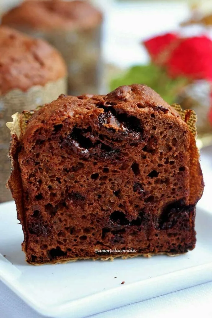 Mini chocotone cortado ao meio para mostrar a textura aerada interna com pedaços de chocolate
