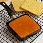 Penggorengan, kotak hitam di kisi-kisi, bagian dalam penggorengan, sepotong roti, dan setelah banyak kotak, pesta di tengah
