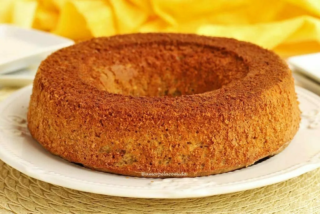 Gâteau rond avec trou au milieu sur une assiette blanche