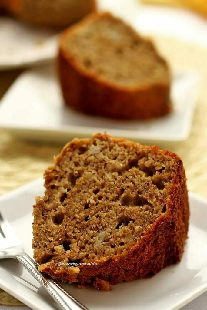 Deux tranches posées sur deux petites assiettes carrées