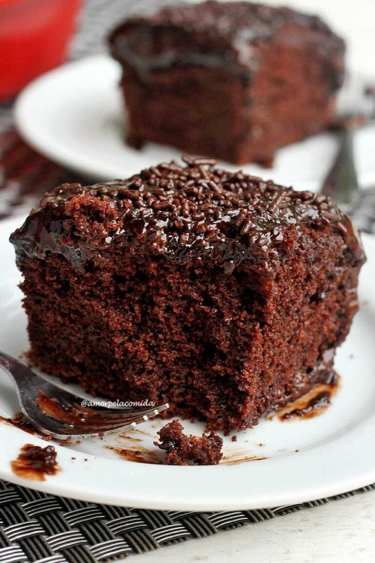 TARTA DE CHOCOLATE ESPONLLADA SIN GLUTEN SIN LACTOSA Rebanada de pastel de chocolate con glaseado de chocolate que ya se ha comido en algunos trozos y el tenedor está al lado de la rebanada