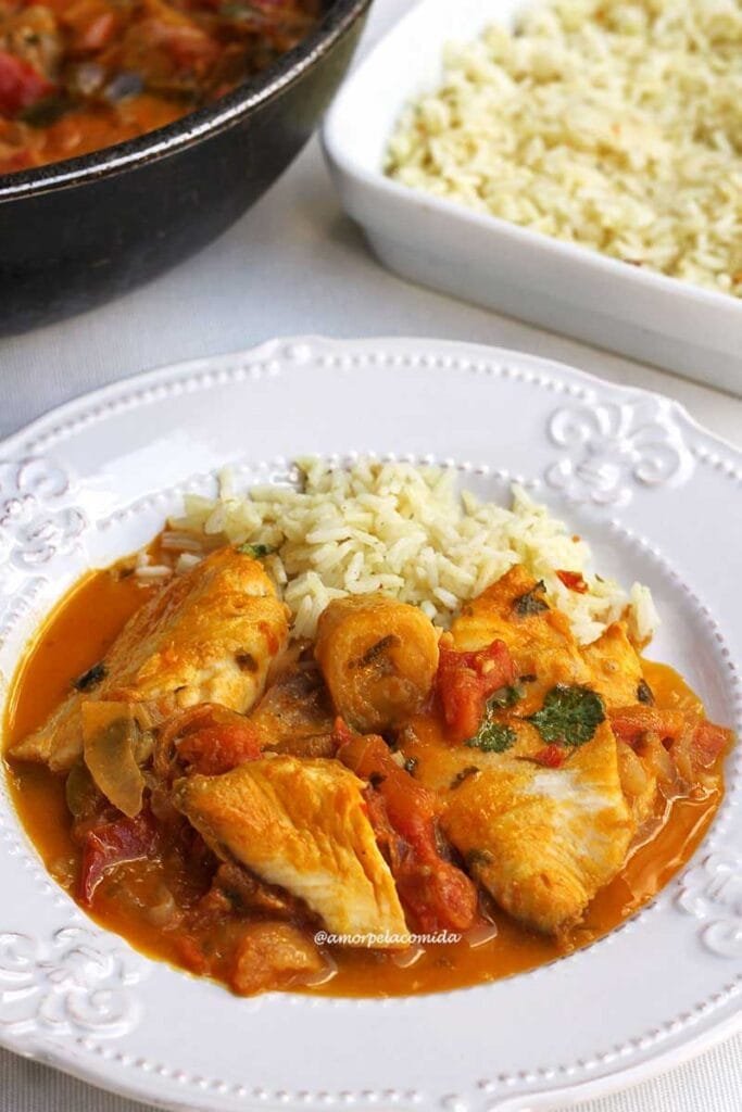 Prato redondo brando com arroz e moqueca de tilápia ao lado