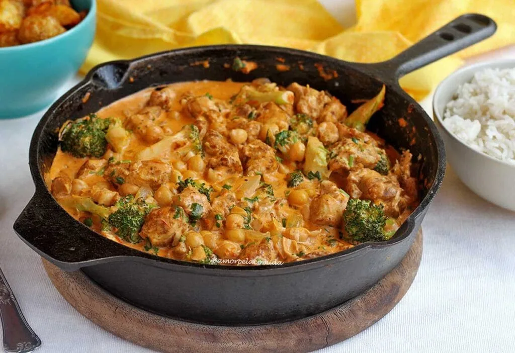 Casserole de fer au poulet dans une sauce crémeuse aux pois chiches et brocoli