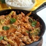 Caçarola de ferro preta com frango em cubos em molho cremoso com brócolis e grão-de-bico