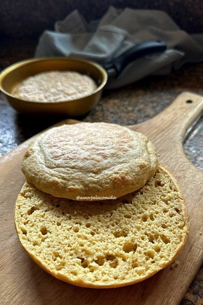BROOD, RYS MEEL EN QUINOA IN DIE PAN Pão redondo cortado ao meio mostrando a textura aerada da massa, ao fundo a frigideira onde o pão foi assado