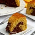 Twee snye koek, mieliemeel, met'n gedeelte samesmelting met sjokolade, al die stukkies is oor 2 klein plate-vierkante