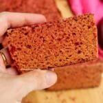 Mão segurando fatia de pão de beterraba