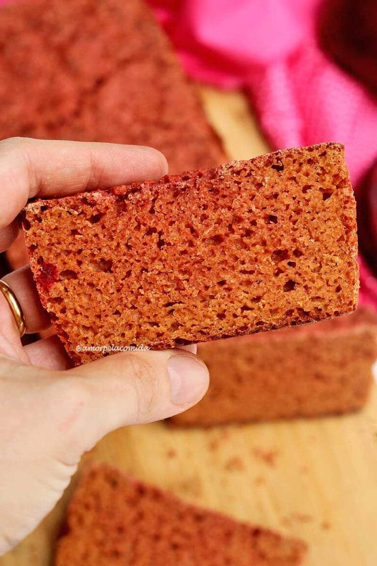 EL PAN DE ESTE SENCILLO, CON COPOS DE AVENA Mano que sostiene la rebanada de pan de remolacha