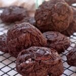 Vários biscoitos de chocolate amontoados sobre grade de biscoitos