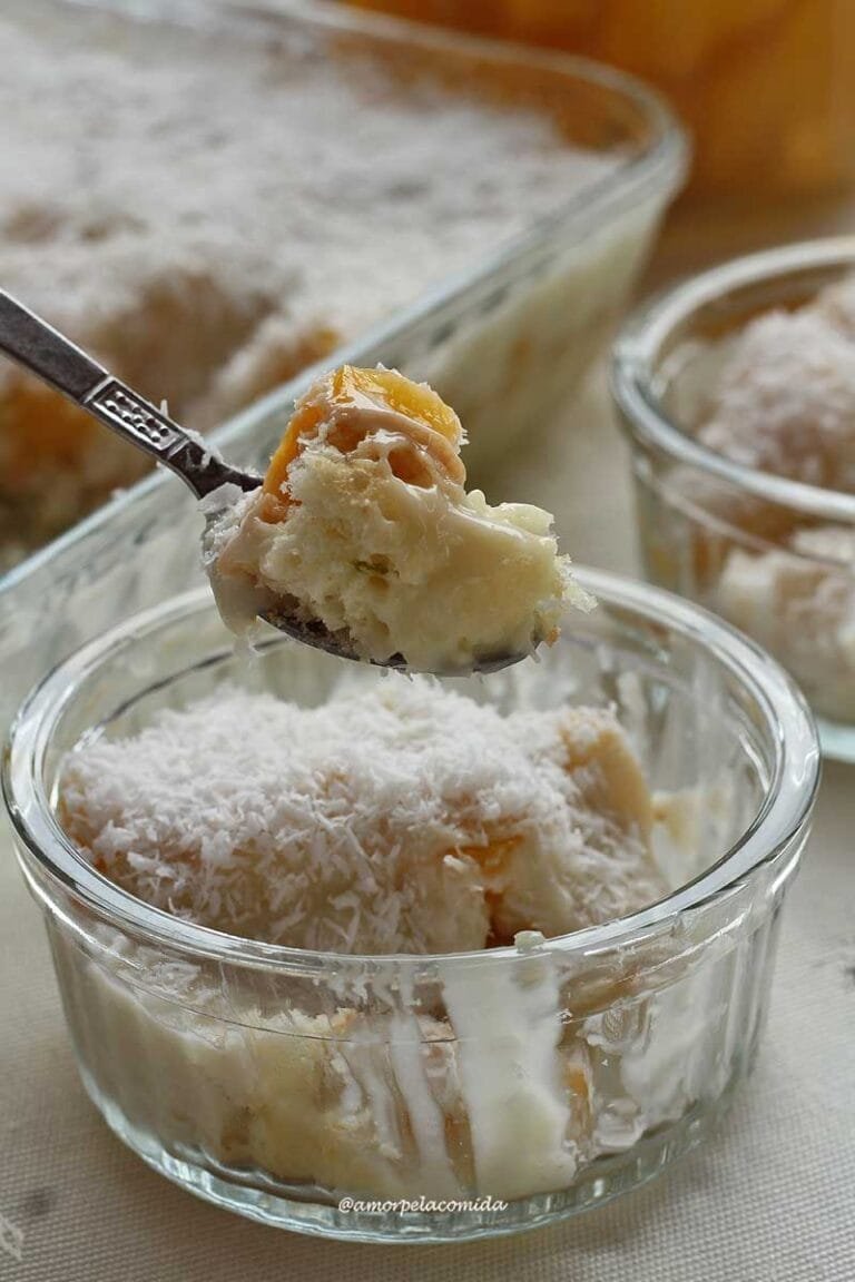 DESSERT MIT PFIRSICHEN, SAHNE, GLUTEN-FREE-LACTOSE-FREE - Kleinen Löffel servieren einen Teil der Wüste in die Box, unter der kleinen Schüssel auf der dessert im hintergrund ein Teil der Brücke