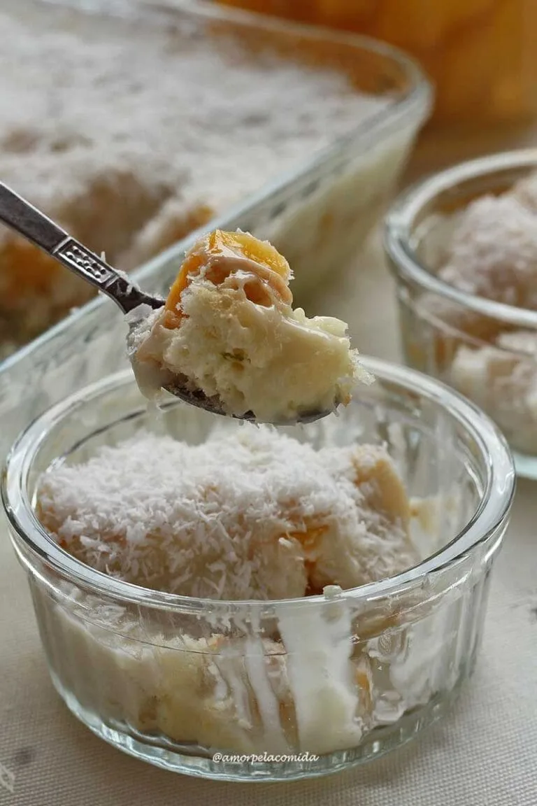 Cuchara pequeña que sirve una porción de postre de durazno, debajo de la olla de postre, al fondo una parte del plato